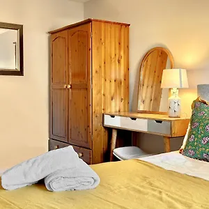 Fewster With Free Parking Apartment